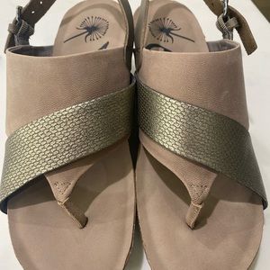 OTBT like new wedge tan/ beige sandals size 8M